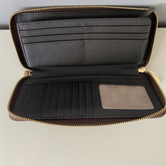 Michael Kors large logo brown Continental Wallet with wristlet strap - Picture 5 of 9